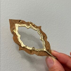 Elegant Gold and Brown Necklace with Intricate Design